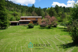 
                                                                                        Vente
                                                                                         Saint-Lions : Maison de 180m2 avec piscine, 4 chambres, sur un terrain de 1,9 hectares en pleine nature