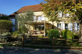 
                                                                                        Vente
                                                                                         Spacieuse maison en pierre située dans un village historique. 