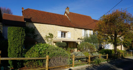 
                                                                                        Vente
                                                                                         Spacieuse maison en pierre située dans un village historique. 