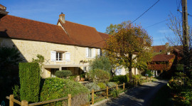 
                                                                                        Vente
                                                                                         Spacieuse maison en pierre située dans un village historique. 