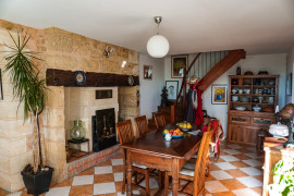 
                                                                                        Vente
                                                                                         Spacieuse maison en pierre située dans un village historique. 