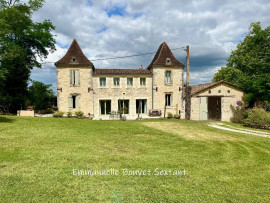 
                                                                                        Vente
                                                                                         Sud Bergerac, propriété en pierre rénovée, 4/5 chambres, 4 salles d'eau, piscine, dépendance, source, terrain de près de 2ha