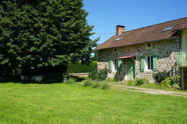 
                                                                                        Vente
                                                                                         Superbe corps de ferme en pierre niché au coeur du paisible et pittoresque parc naturel du Périgord vert. 