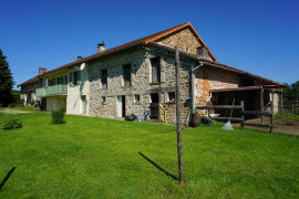 
                                                                                        Vente
                                                                                         Superbe corps de ferme en pierre niché au coeur du paisible et pittoresque parc naturel du Périgord vert. 