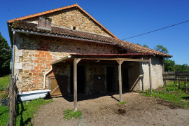 
                                                                                        Vente
                                                                                         Superbe corps de ferme en pierre niché au coeur du paisible et pittoresque parc naturel du Périgord vert. 