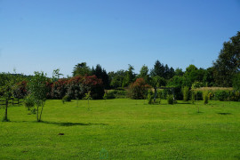 
                                                                                        Vente
                                                                                         Superbe corps de ferme en pierre niché au coeur du paisible et pittoresque parc naturel du Périgord vert. 