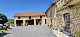 
                                                                                        Vente
                                                                                         Une ferme de 177 m² à Saint-Martial-de-Nabirat dans un hameau sur un terrain de 985 m².