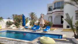 
                                                                                        Location
                                                                                         VILLA MEUBLÉE AVEC PISCINE-ZONE TOURISTIQUE DJERBA