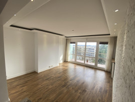 
                                                                                        Vente
                                                                                         3 pièces etage 3/3 ascenseur pas de travaux