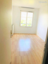 
                                                                                        Location
                                                                                         4 pièces de 75m² non meublé avec balcon de 6 m