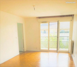 
                                                                                        Location
                                                                                         4 pièces de 75m² non meublé avec balcon de 6 m