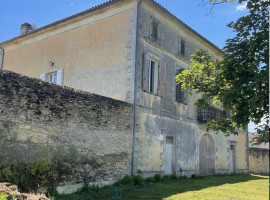 
                                                                                        Vente
                                                                                         A 50mn de Bordeaux, propriété1 hectare avec belle demeure et dépendances 