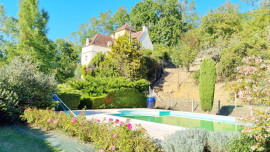 
                                                                                        Vente
                                                                                         A Sarlat maison de 200 m² environ avec une piscine,