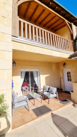 
                                                                                        Vente
                                                                                         A Sarlat maison de 200 m² environ avec une piscine,