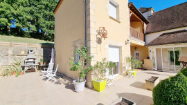 
                                                                                        Vente
                                                                                         A Sarlat maison de 200 m² environ avec une piscine,