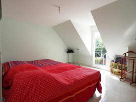 
                                                                                        Vente
                                                                                         Agréable contemporaine 4 chambres, sous-sol complet sur beau terrain clos 1 100 m²