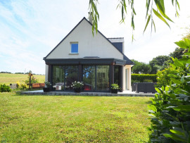 
                                                                                        Vente
                                                                                         Agréable contemporaine 4 chambres, sous-sol complet sur beau terrain clos 1 100 m²