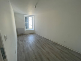 
                                                                                        Location
                                                                                         Appartement F4 lumineux de 70mètres carrés