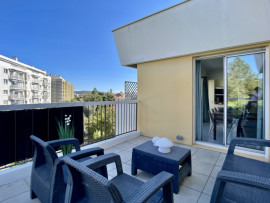 
                                                                                        Vente
                                                                                         Appartement en dernier étage avec grande terrasse et vue mer et collines