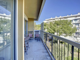 
                                                                                        Vente
                                                                                         Appartement en dernier étage avec grande terrasse et vue mer et collines