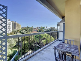 
                                                                                        Vente
                                                                                         Appartement en dernier étage avec grande terrasse et vue mer et collines