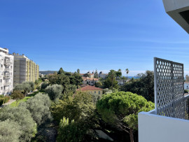 
                                                                                        Vente
                                                                                         Appartement en dernier étage avec grande terrasse et vue mer et collines