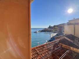 
                                                                                        Vente
                                                                                         Appartement rénové avec vue mer et port dans le Vieux Villefranche