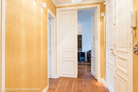 
                                                                                        Location
                                                                                         Appartement trois pièces d´exeption libre de suite