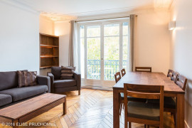 
                                                                                        Location
                                                                                         Appartement trois pièces d´exeption libre de suite