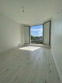 
                                                                                        Vente
                                                                                         APPT 66 m2 Paris 19 - face Parc et canal d'eau