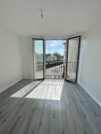 
                                                                                        Vente
                                                                                         APPT 66 m2 Paris 19 - face Parc et canal d'eau