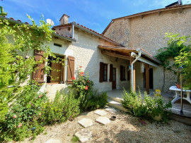 
                                                                                        Vente
                                                                                         Belle maison ancienne, caractère, bon état d'entretien, superbes cheminées, 6 chambres, piscine, potentiel, piscine,grange et garage, terrain facile d'entretien, proche commodités.