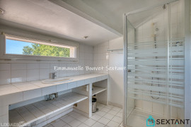 
                                                                                        Vente
                                                                                         BERGERAC EST, grande maison en pierres sans aucun vis à vis, vue dégagée panoramique sur la campagne, 5 chambres, beaux volumes, piscine, triple garage, atelier, 7000 m2