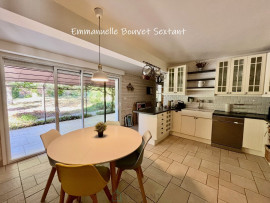 
                                                                                        Vente
                                                                                         Bergerac ouest, belle maison contemporaine de plain-pied, 5 à 6 chambres, 3 salles d'eau, séjour double, bureau/atelier, garage, spa, terrain arboré et paysagé, environnement calme