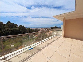 
                                                                                        Vente
                                                                                         Cannes Appartement 4 5 pièces en dernier étage avec vue mer a vendre