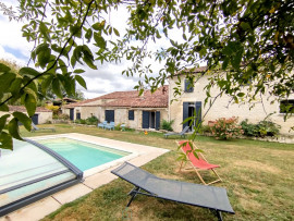 
                                                                                        Vente
                                                                                         CHARENTAISE 284M² - 6 CHAMBRES - PISCINE - JARDIN - 2825M²