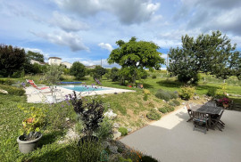 
                                                                                        Vente
                                                                                         CHARENTAISE DE 165,5 M² SUR UNE PARCELLE DE 1 180 M² AVEC PISCINE ET GARAGE