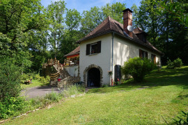 
                                                                                        Vente
                                                                                         Charmante demeure Périgourdine nichée sur les hauteurs d'un village médieval. 