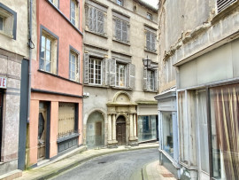 
                                                                                        Vente
                                                                                         Château de Ville du 14ème siècle  avec des vues