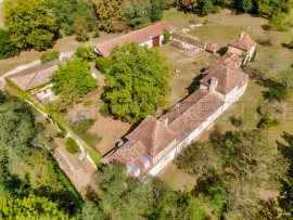 
                                                                                        Vente
                                                                                         DORDOGNE CHATEAU XVIIème 7 HA ETANG