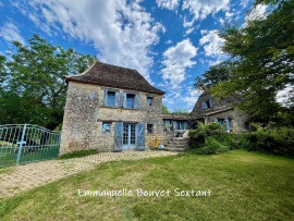 
                                                                                        Vente
                                                                                         Ensemble périgourdin du XVIIème, 6 hectares 1/2 de prairies et bois, environnement calme sans nuisance