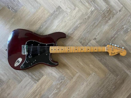 
                                                                                        Instrument de musique
                                                                                         Fender Stratocaster 1979 Hardtail en Wine Red