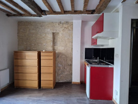 
                                                                                        Vente
                                                                                         grand studio de 24 m² à 2 pas de la Porte St Denis