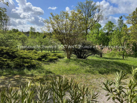 
                                                                                        Vente
                                                                                         Grande maison avec vue sur campagne et village, 4 chambres, joli parc entièrement clos, terrasse, garage, cave, commerces à proximité