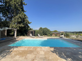 
                                                                                        Vente
                                                                                         La Motte - Villa 210m2 env. 6 pièce(s) sur terrain plat d'un hectare env. Box à chevaux Piscine