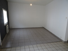 
                                                                                        Location
                                                                                         Logan PICHON / T2 / 43 m² / Cambes / Nu  / Zone tendue