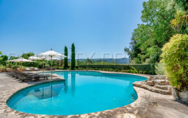 
                                                                                        Vente
                                                                                         LUBERON MAGNIFIQUE DEMEURE 17 HA