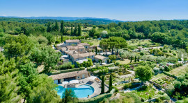 
                                                                                        Vente
                                                                                         LUBERON MAGNIFIQUE DEMEURE 17 HA