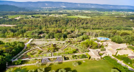 
                                                                                        Vente
                                                                                         LUBERON MAGNIFIQUE DEMEURE 17 HA