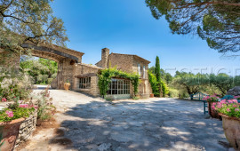 
                                                                                        Vente
                                                                                         LUBERON MAGNIFIQUE DEMEURE 17 HA